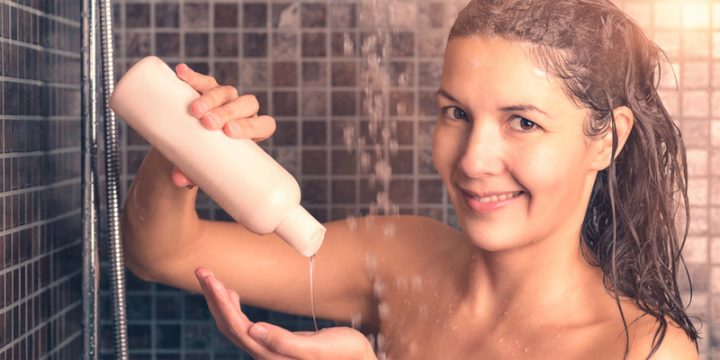 mulher-lavando-o-cabelo-no-chuveiro