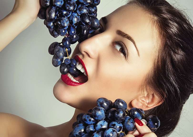 Resultado de imagem para fotos mulher comendo uva