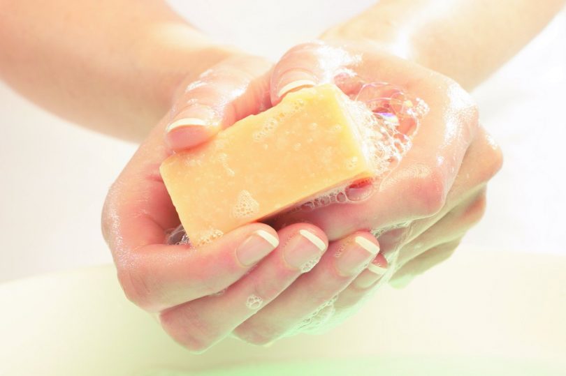 Sabonete de enxofre: conheça seus benefícios e usos