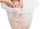 Como-fazer-banho-de-balde-no-bebê