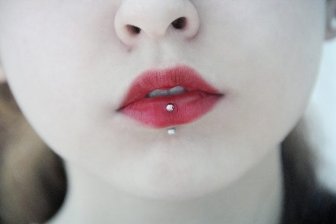 O que é o piercing labret dicas e fotos Tudo Ela