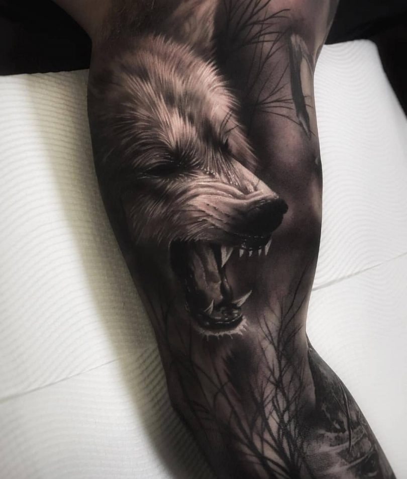 Tatuagem de lobo força, lealdade e inteligência em uma