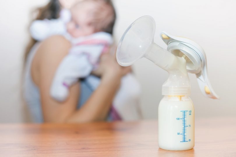 Como tirar leite materno