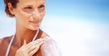 Protetor solar na pele molhada