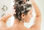 Lavar o cabelo com água quente faz mal?