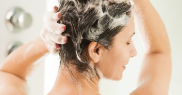 Lavar o cabelo com água quente faz mal?