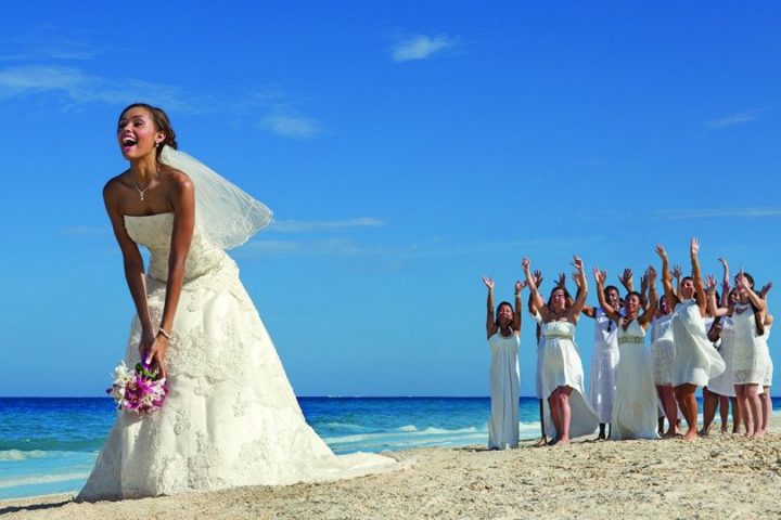 Tradição de jogar o buquê de flores no casamento: origem e significado